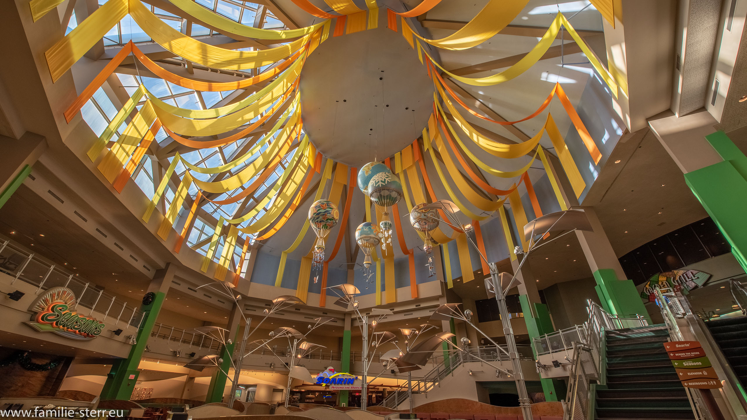 The Land Land Pavillon