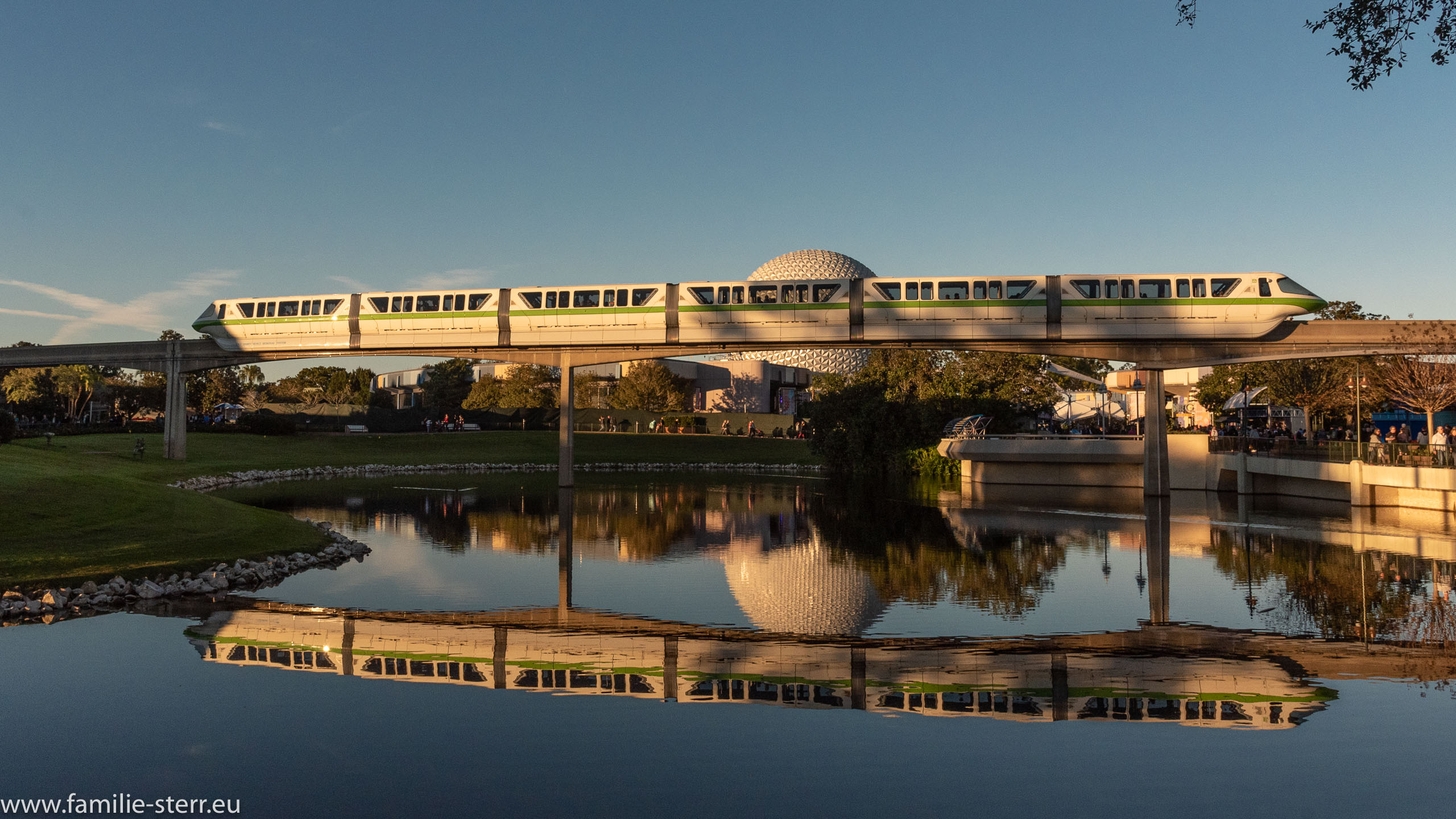 Monorail vor Spaceship Earth